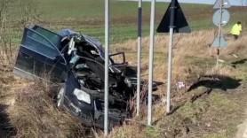 Adolescentă GRAV rănită după ce a furat mașina părinților și a făcut accident