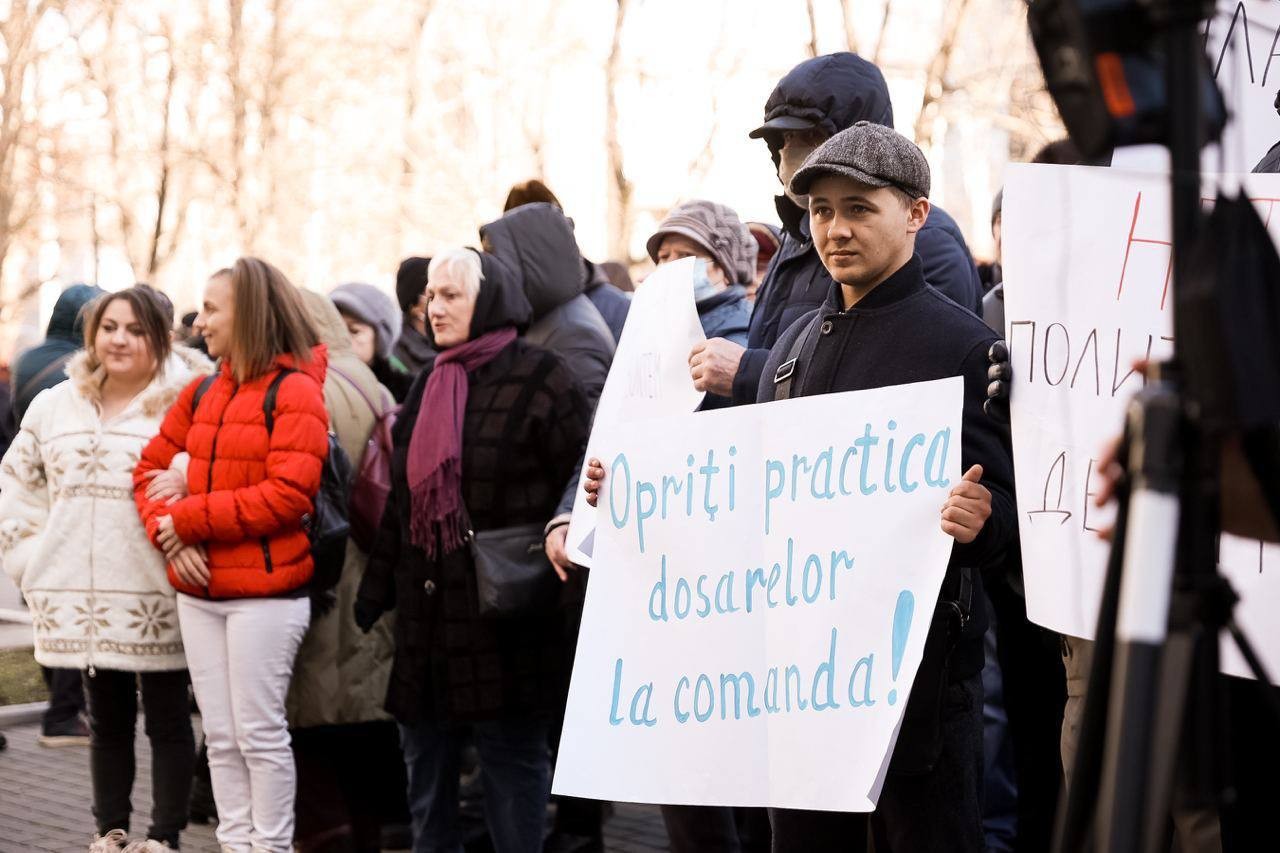 O nouă ședință de judecată în dosarul lui Ilan Șor: Avocații liderului Partidului „ȘOR” au solicitat recuzarea completului de judecată, iar sute de oameni au cerut dreptate și justiție liberă
