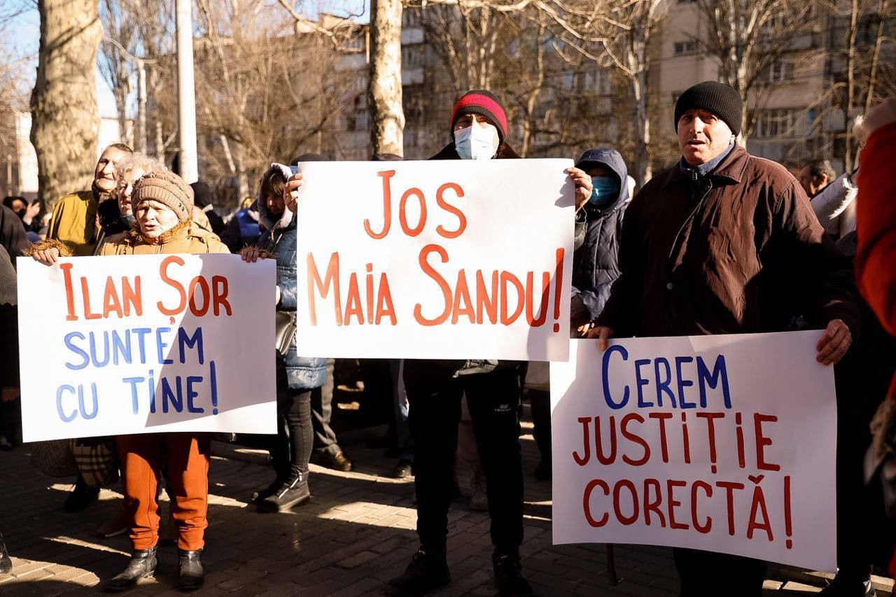 O nouă ședință de judecată în dosarul lui Ilan Șor: Avocații liderului Partidului „ȘOR” au solicitat recuzarea completului de judecată, iar sute de oameni au cerut dreptate și justiție liberă