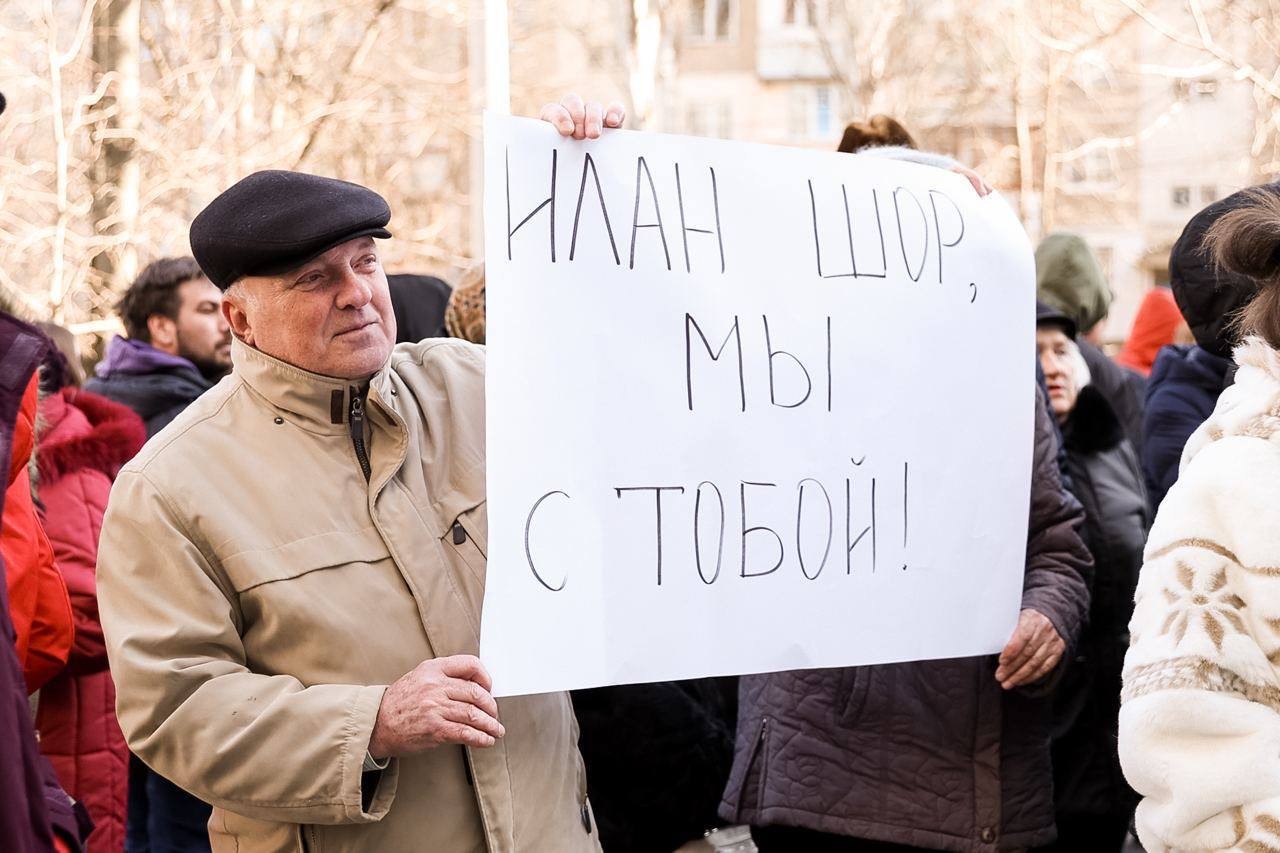 O nouă ședință de judecată în dosarul lui Ilan Șor: Avocații liderului Partidului „ȘOR” au solicitat recuzarea completului de judecată, iar sute de oameni au cerut dreptate și justiție liberă