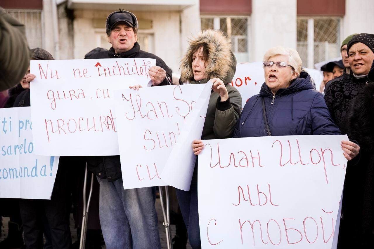 O nouă ședință de judecată în dosarul lui Ilan Șor: Avocații liderului Partidului „ȘOR” au solicitat recuzarea completului de judecată, iar sute de oameni au cerut dreptate și justiție liberă
