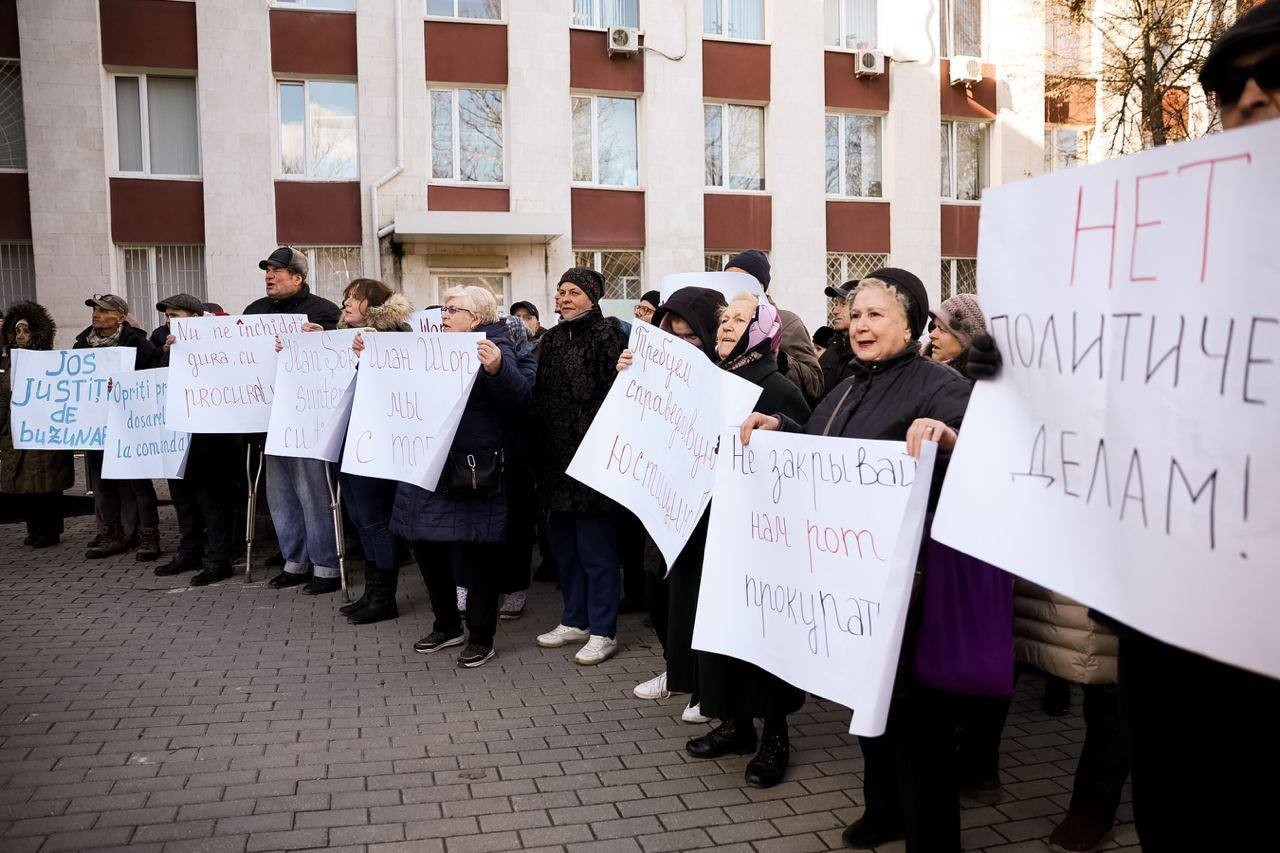 O nouă ședință de judecată în dosarul lui Ilan Șor: Avocații liderului Partidului „ȘOR” au solicitat recuzarea completului de judecată, iar sute de oameni au cerut dreptate și justiție liberă