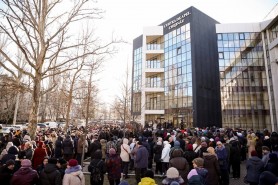 O nouă ședință de judecată în dosarul lui Ilan Șor: Avocații liderului Partidului „ȘOR” au solicitat recuzarea completului de judecată, iar sute de oameni au cerut dreptate și justiție liberă