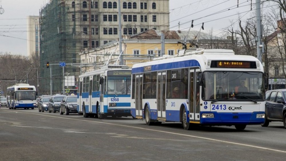 Accident în Capitală. O femeie a fost lovită de un troleibuz