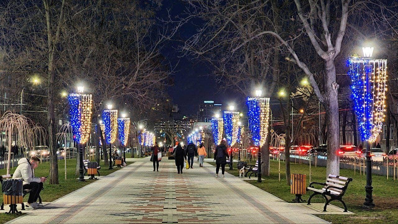 FOTO // Chișinăul în „straie” de solidaritate cu Ucraina: Mai multe locații iluminate în galben și albastru