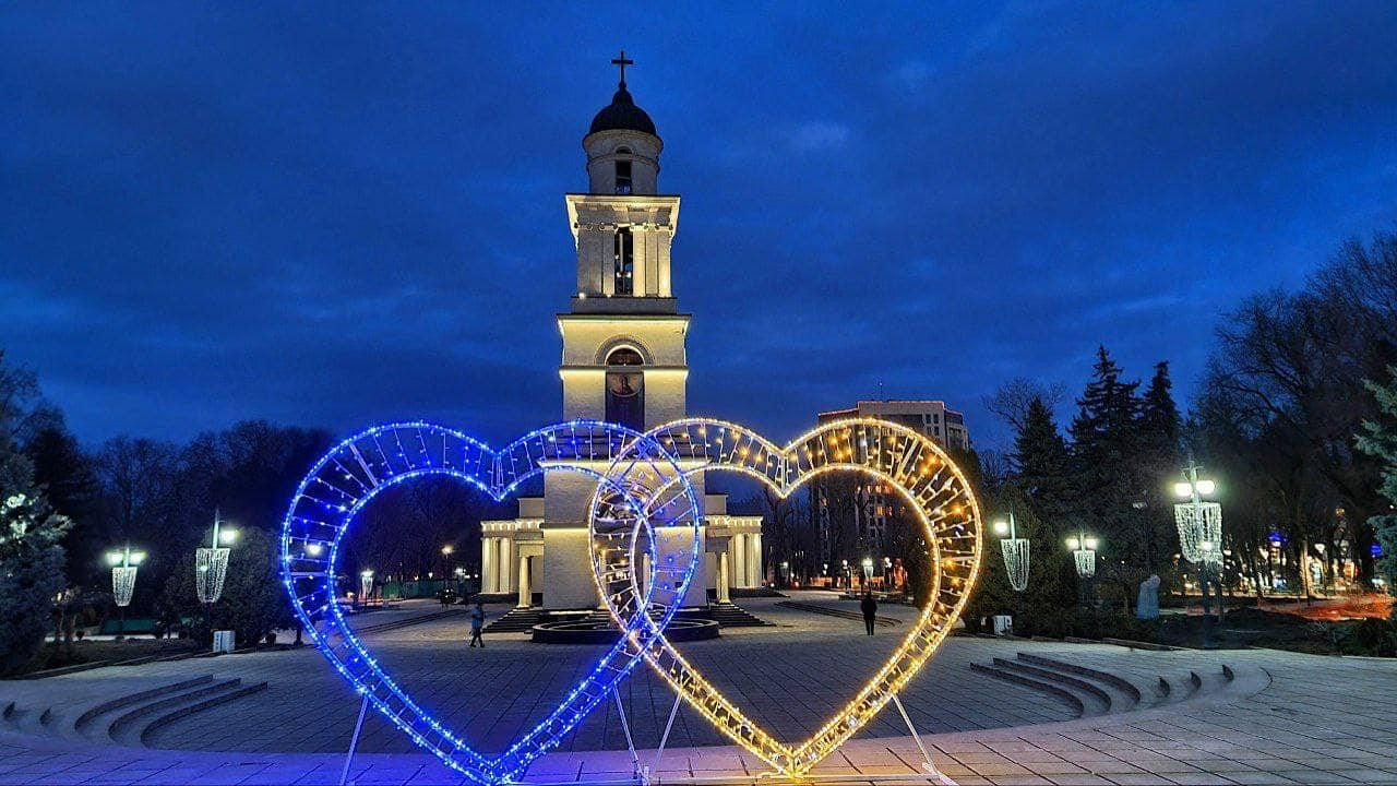 FOTO // Chișinăul în „straie” de solidaritate cu Ucraina: Mai multe locații iluminate în galben și albastru
