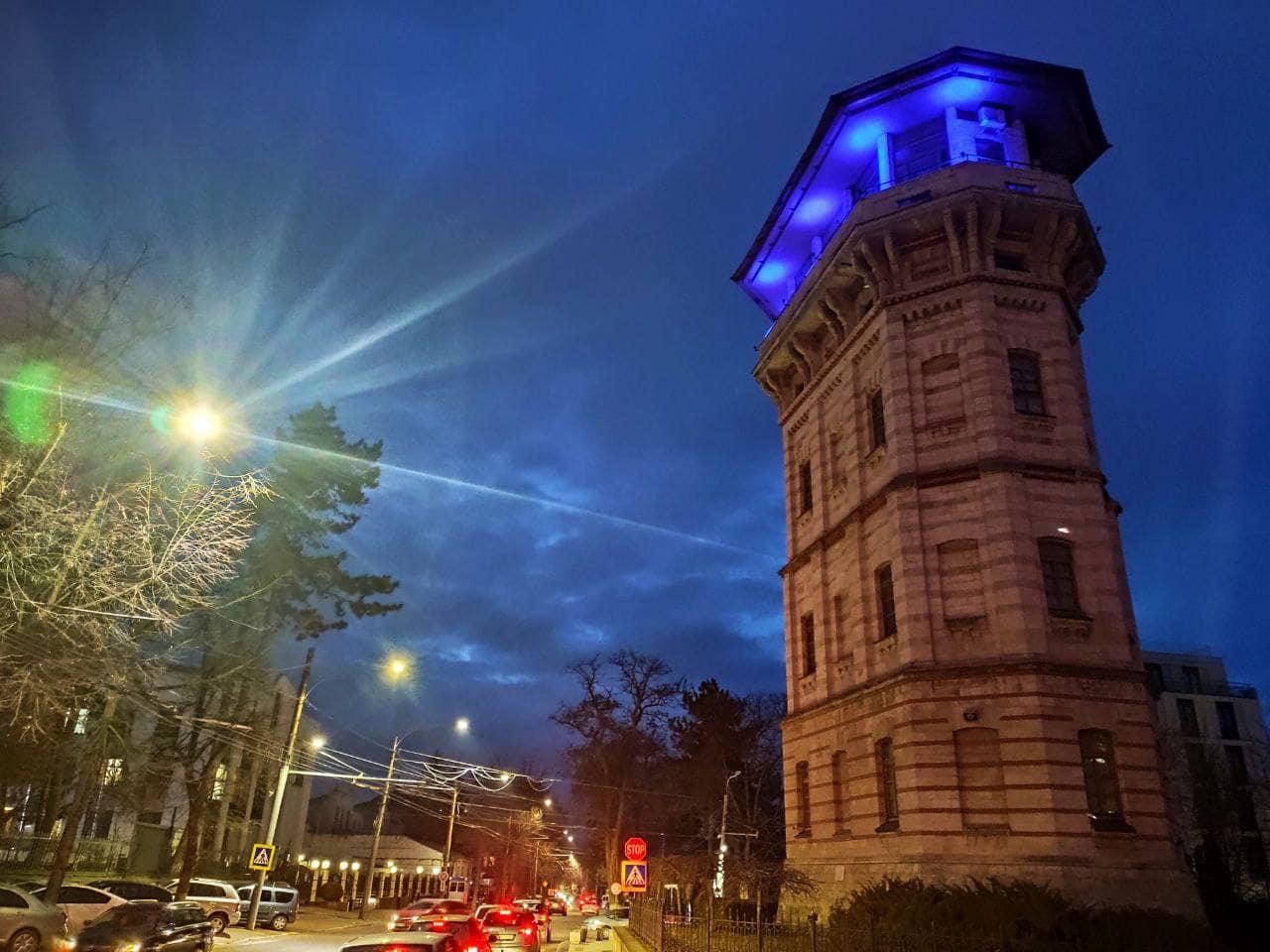 FOTO // Chișinăul în „straie” de solidaritate cu Ucraina: Mai multe locații iluminate în galben și albastru