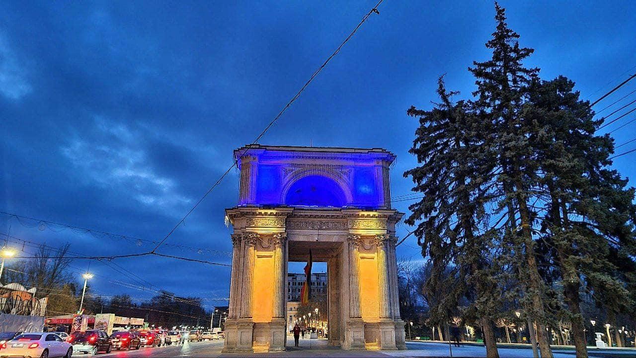 FOTO // Chișinăul în „straie” de solidaritate cu Ucraina: Mai multe locații iluminate în galben și albastru