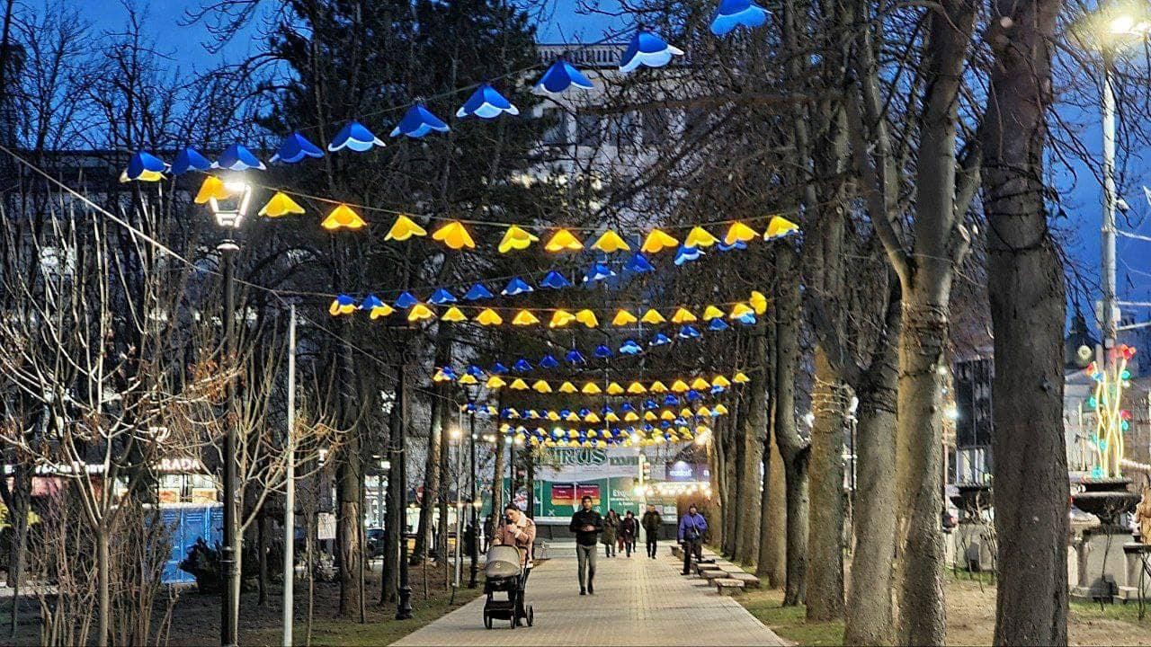 FOTO // Chișinăul în „straie” de solidaritate cu Ucraina: Mai multe locații iluminate în galben și albastru