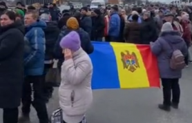 „Noi suntem poporul!” Blocați de polițiști pentru a nu ajunge în capitală, oamenii protestează chiar pe drumurile naționale