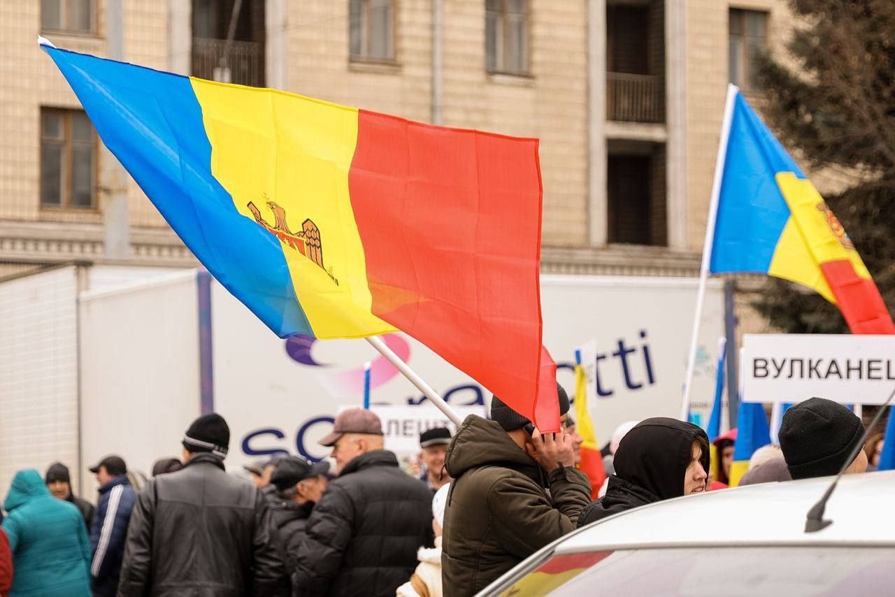 FOTO // Protestatarii adunați în capitală, cu porumbei în mână: Ce mesaj vor să transmită prin acest gest