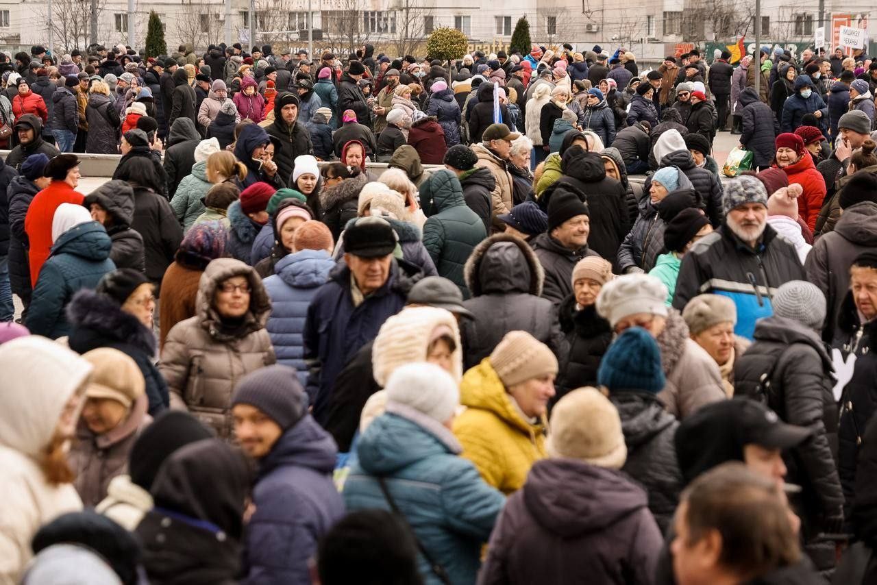 FOTO // Protestatarii adunați în capitală, cu porumbei în mână: Ce mesaj vor să transmită prin acest gest