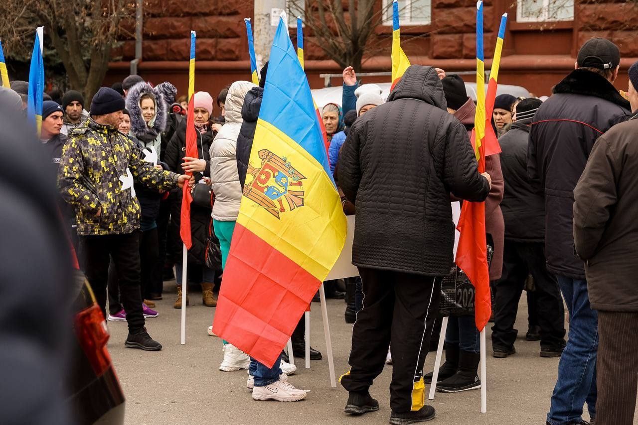 FOTO // Protestatarii adunați în capitală, cu porumbei în mână: Ce mesaj vor să transmită prin acest gest