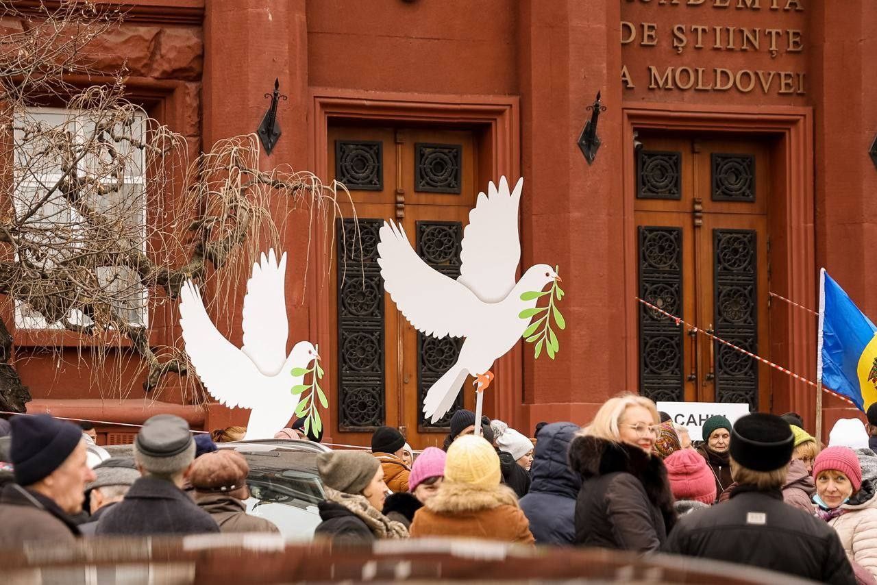 FOTO // Protestatarii adunați în capitală, cu porumbei în mână: Ce mesaj vor să transmită prin acest gest