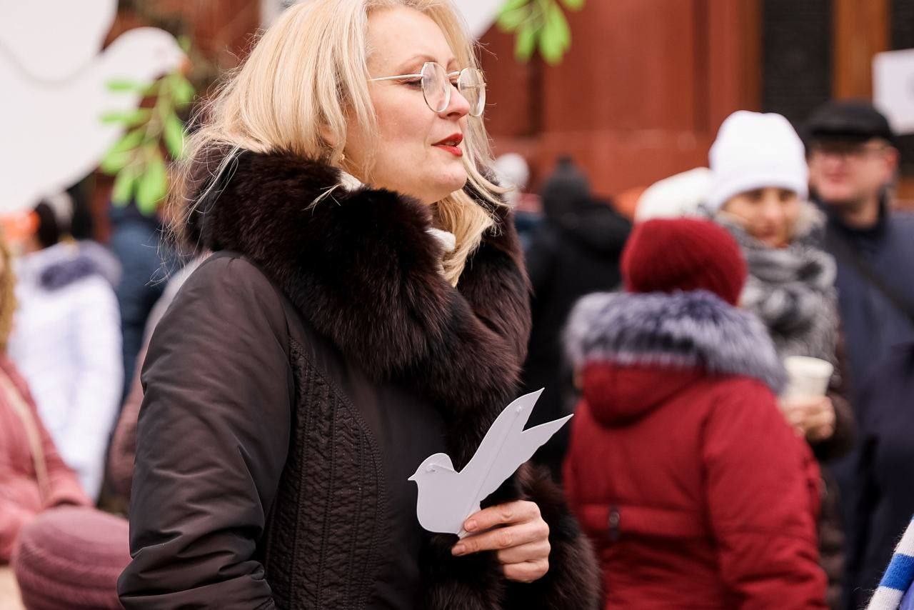 FOTO // Protestatarii adunați în capitală, cu porumbei în mână: Ce mesaj vor să transmită prin acest gest