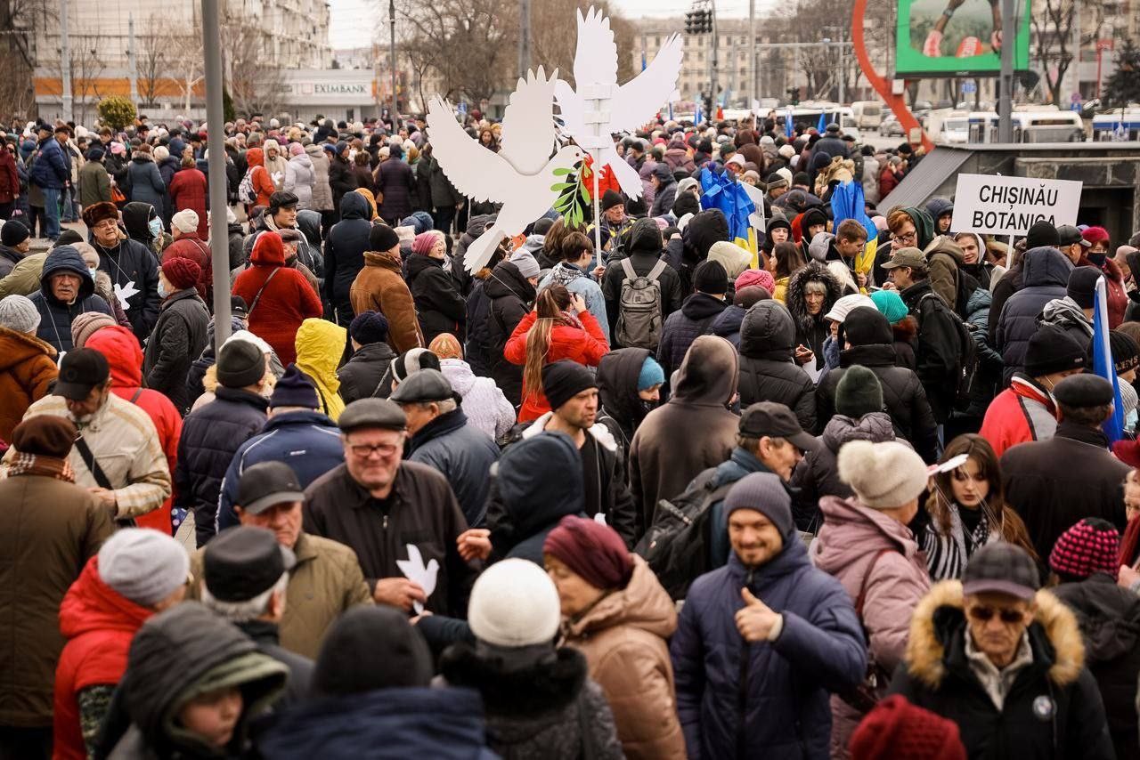 FOTO // Protestatarii adunați în capitală, cu porumbei în mână: Ce mesaj vor să transmită prin acest gest