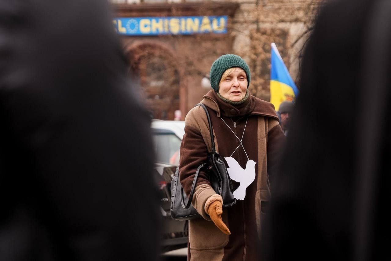 FOTO // Protestatarii adunați în capitală, cu porumbei în mână: Ce mesaj vor să transmită prin acest gest