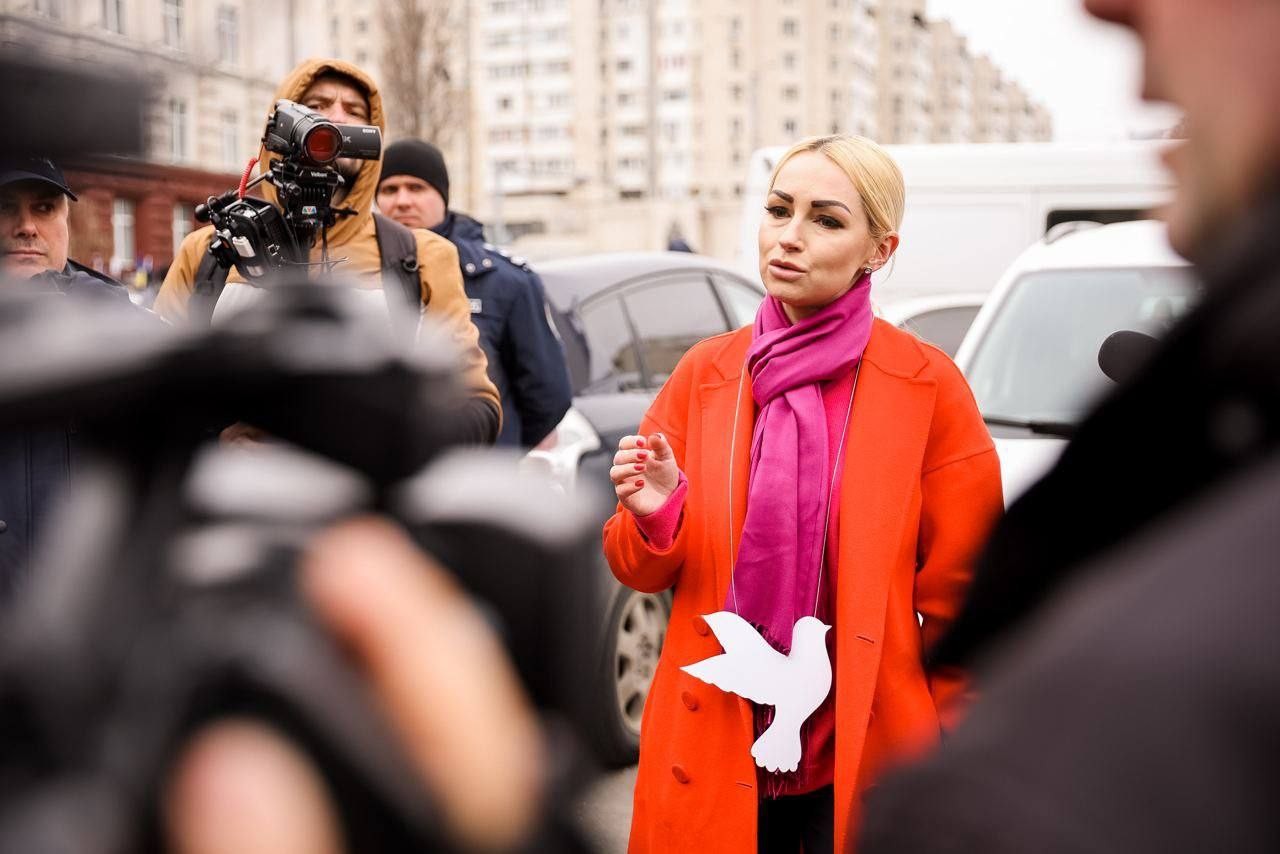 FOTO // Protestatarii adunați în capitală, cu porumbei în mână: Ce mesaj vor să transmită prin acest gest