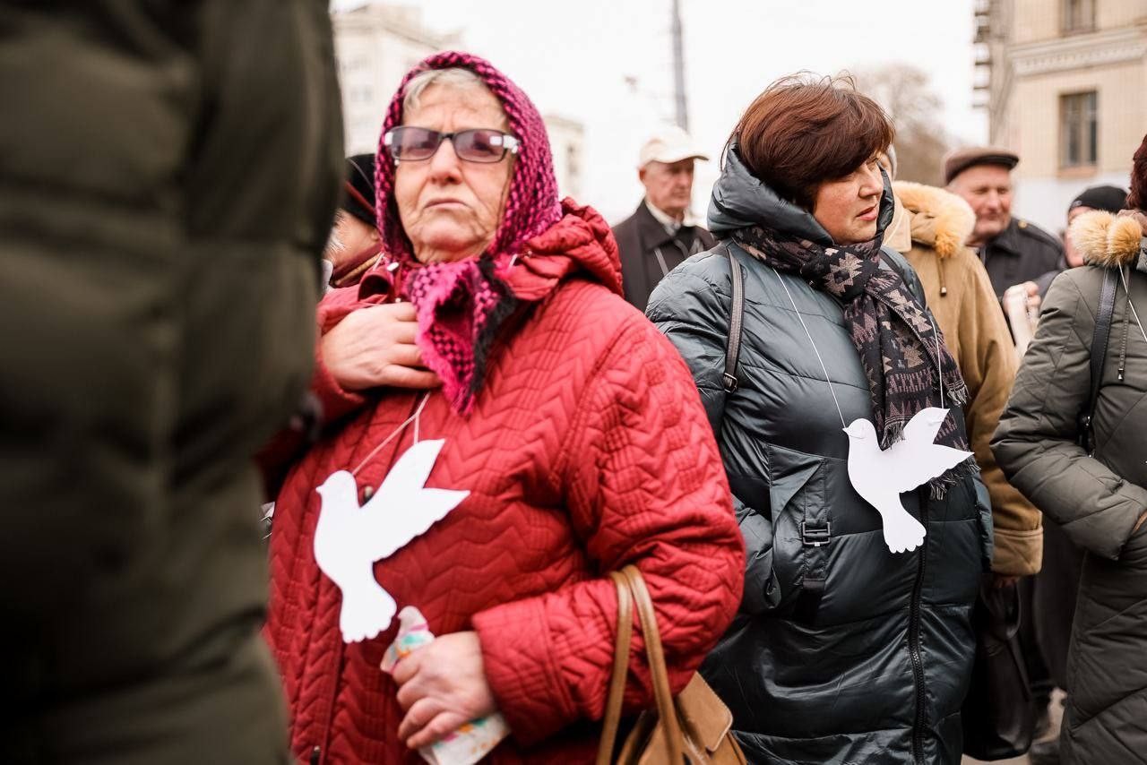FOTO // Protestatarii adunați în capitală, cu porumbei în mână: Ce mesaj vor să transmită prin acest gest