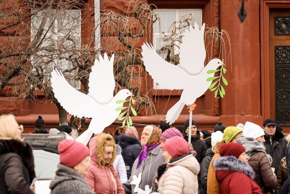 FOTO // Protestatarii adunați în capitală, cu porumbei în mână: Ce mesaj vor să transmită prin acest gest