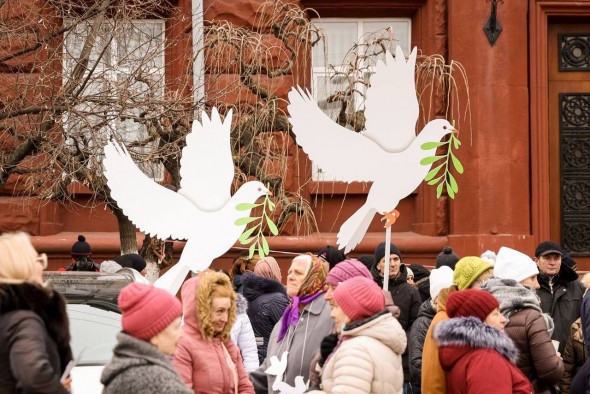 FOTO // Protestatarii adunați în capitală, cu porumbei în mână: Ce mesaj vor să transmită prin acest gest