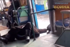 ATENȚIE, imagini care vă pot afecta emoțional! Un șofer rus a bruscat și scos cu forța o pensionară din autobuz