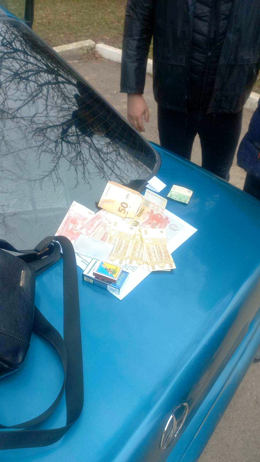 FOTO // Un șef al Secției administrativ-militare Dondușeni, reținut în flagrant