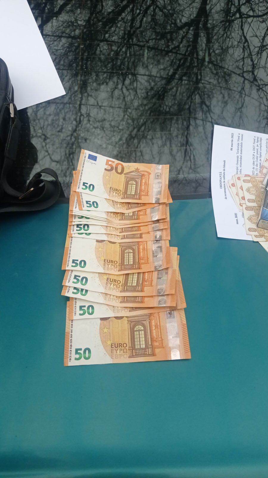 FOTO // Un șef al Secției administrativ-militare Dondușeni, reținut în flagrant