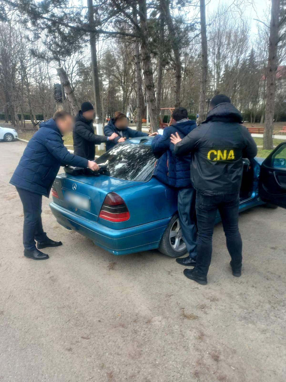 FOTO // Un șef al Secției administrativ-militare Dondușeni, reținut în flagrant