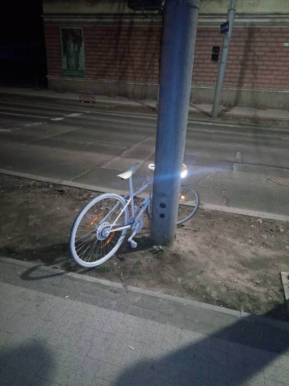 FOTO // Doi tineri au încercat să fure bicicleta amplasată în capitală în memoria lui Valerian