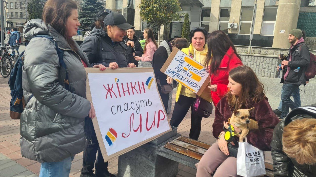 Andrei Spînu și Alexei Buzu, prezenți la marșul feminist din centrul Chișinăului