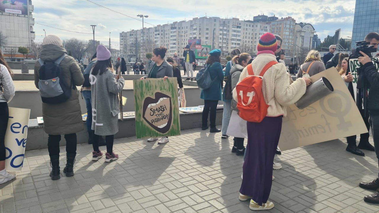Andrei Spînu și Alexei Buzu, prezenți la marșul feminist din centrul Chișinăului