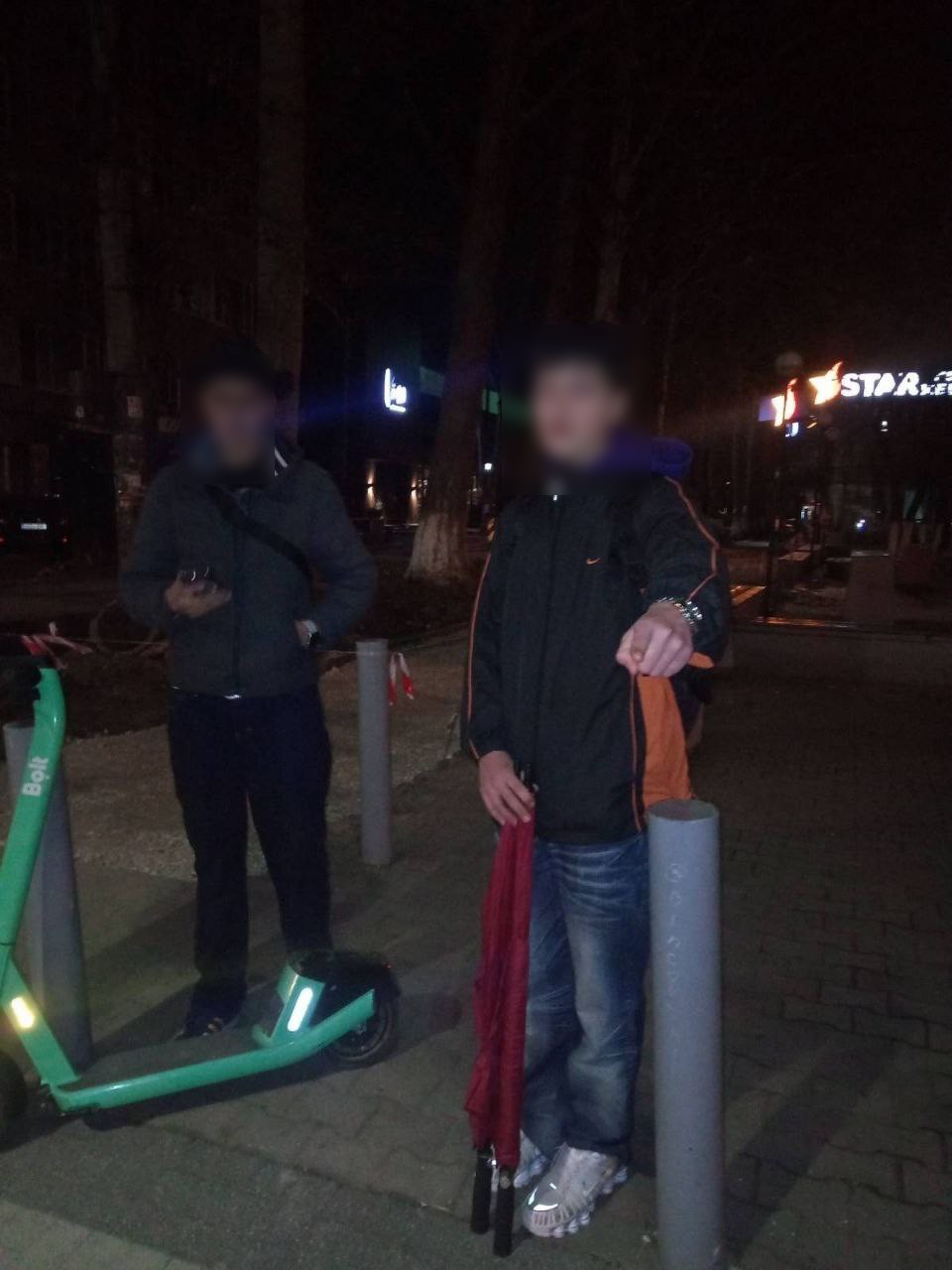 FOTO // Doi tineri au încercat să fure bicicleta amplasată în capitală în memoria lui Valerian