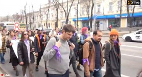 Andrei Spînu și Alexei Buzu, prezenți la marșul feminist din centrul Chișinăului