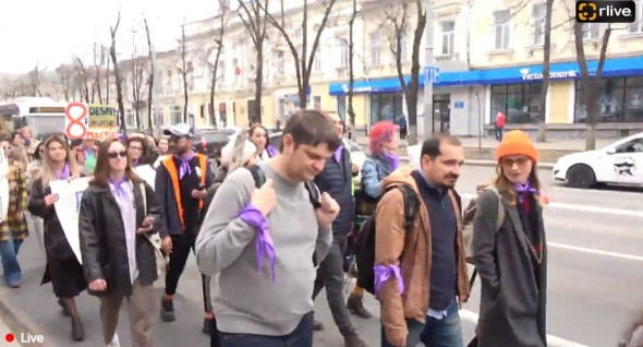Andrei Spînu și Alexei Buzu, prezenți la marșul feminist din centrul Chișinăului