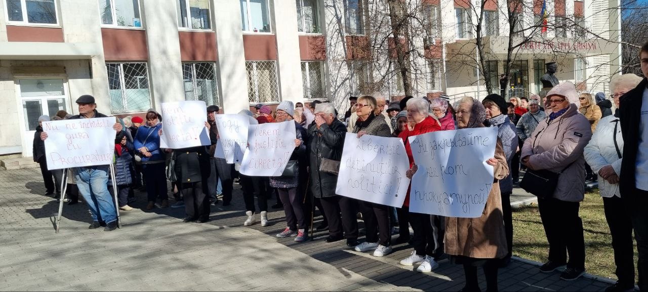 Flashmob în fața Curții de Apel Chișinău: Sute de oameni au cerut justiție corectă în dosarul lui Ilan Șor