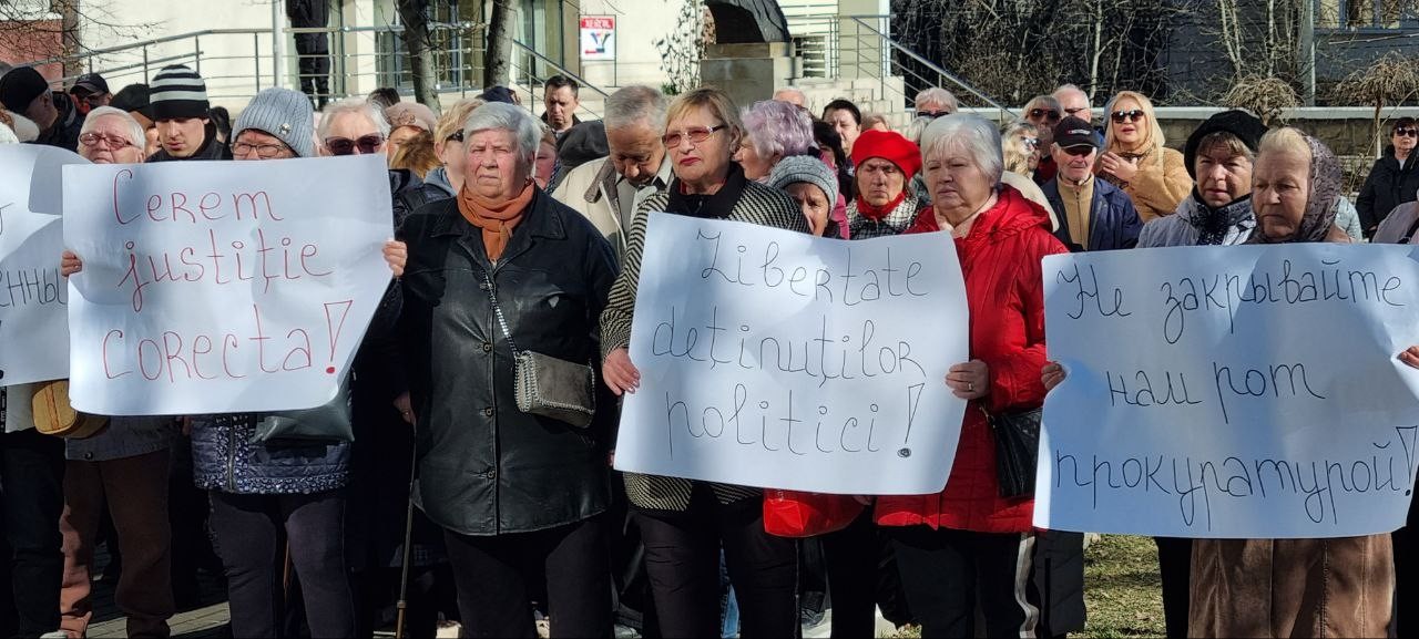 Flashmob în fața Curții de Apel Chișinău: Sute de oameni au cerut justiție corectă în dosarul lui Ilan Șor