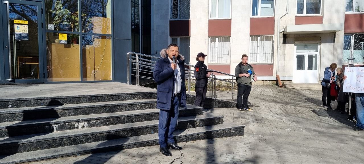 Flashmob în fața Curții de Apel Chișinău: Sute de oameni au cerut justiție corectă în dosarul lui Ilan Șor