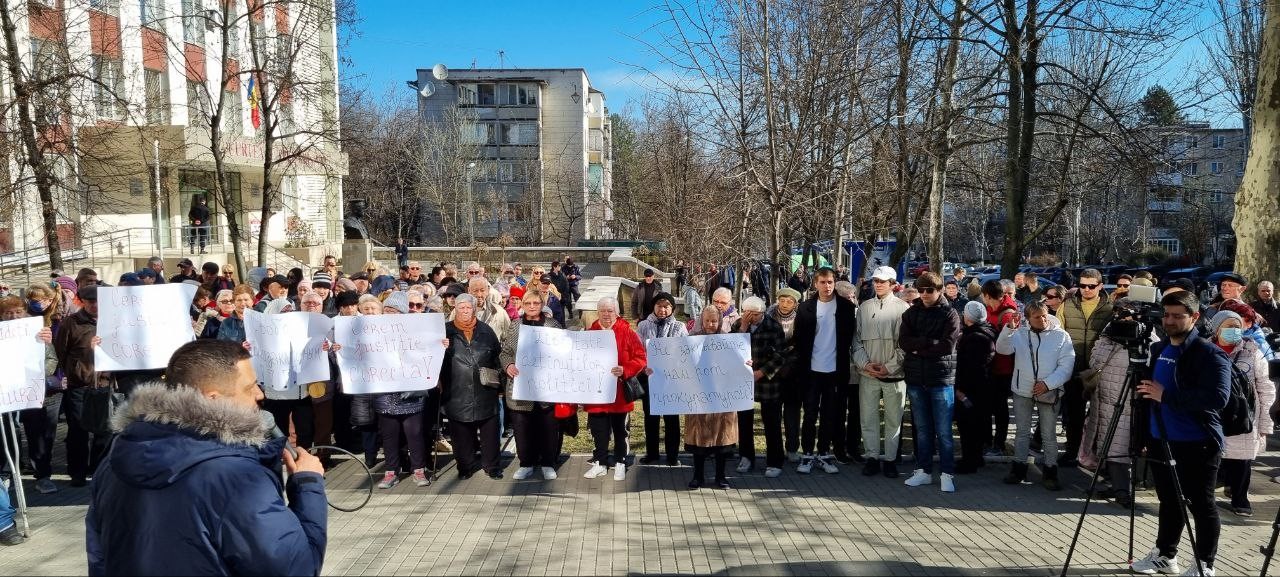 Flashmob în fața Curții de Apel Chișinău: Sute de oameni au cerut justiție corectă în dosarul lui Ilan Șor