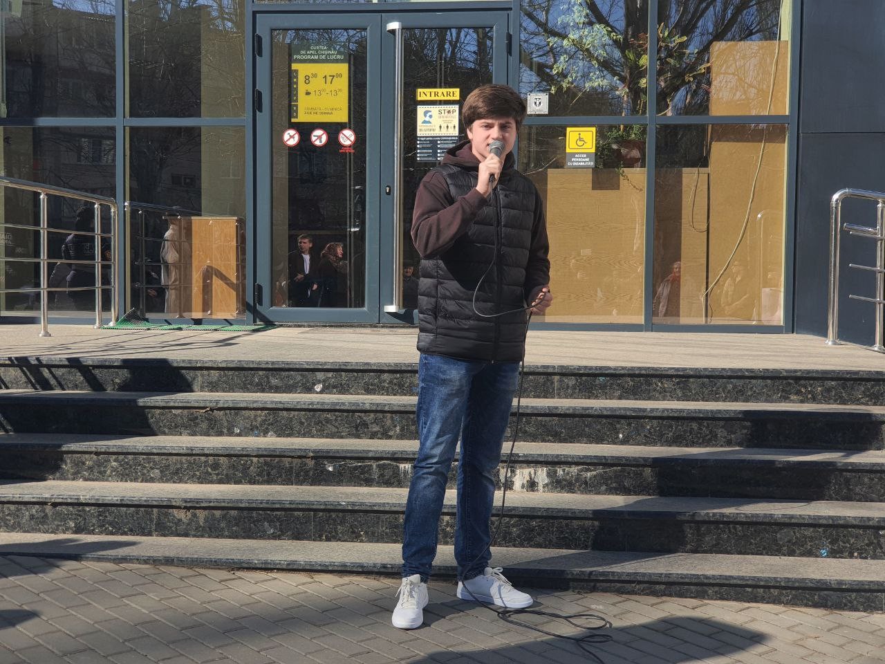 Flashmob în fața Curții de Apel Chișinău: Sute de oameni au cerut justiție corectă în dosarul lui Ilan Șor