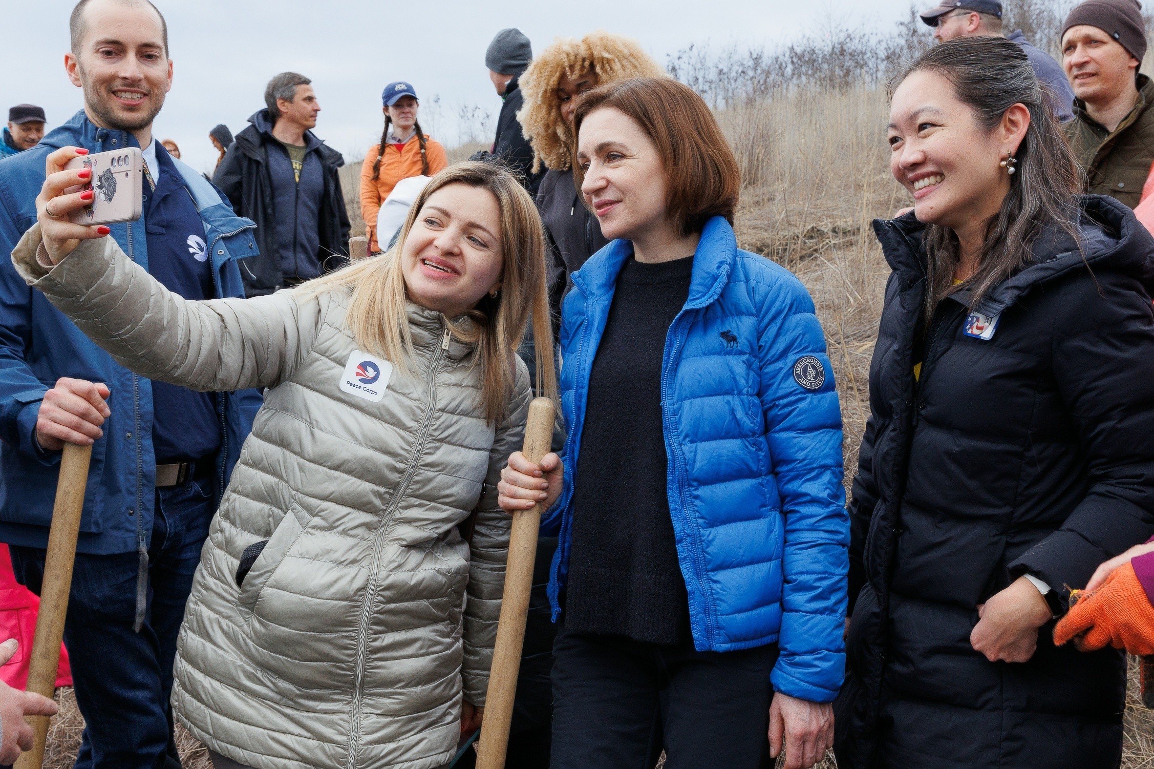 Maia Sandu a plantat puieți la Cruzești, împreună cu echipa Corpului Păcii în Moldova