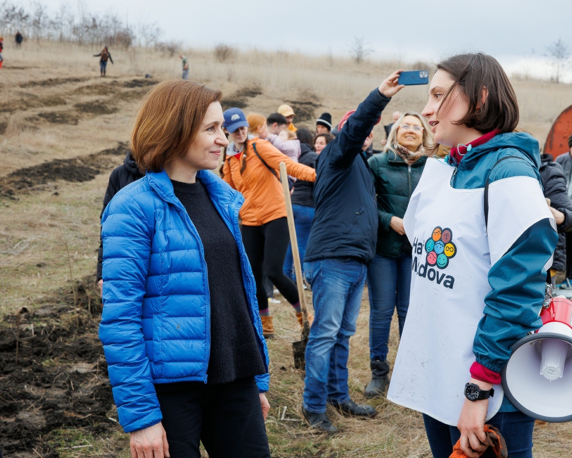 Maia Sandu a plantat puieți la Cruzești, împreună cu echipa Corpului Păcii în Moldova