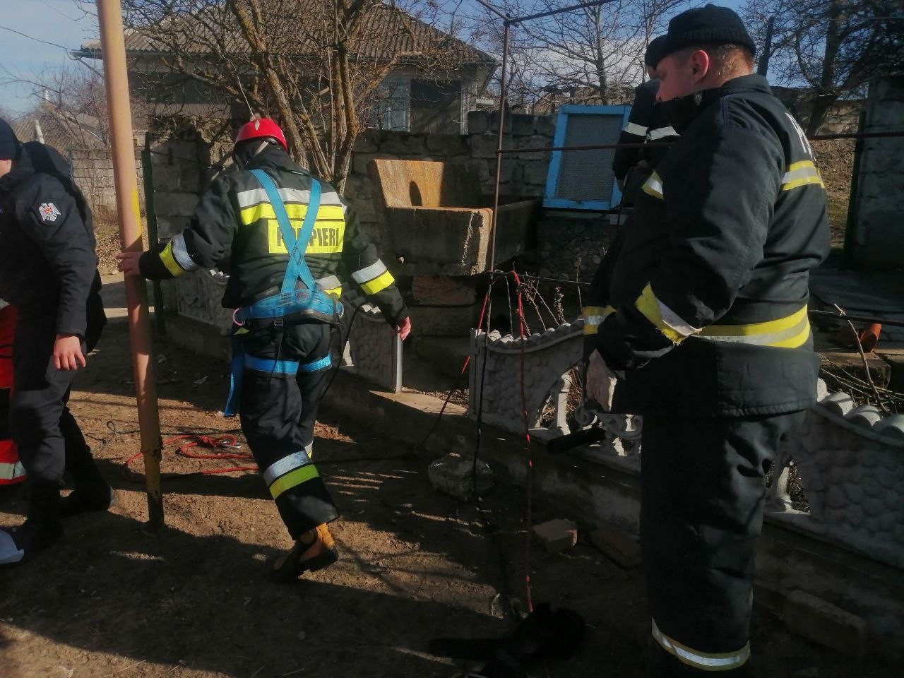 La un pas de tragedie la Rezina. O bătrână a căzut într-o fântână