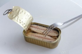 De ce să nu laşi conserva de peşte desfăcută în frigider. Pericolul mare la care te expui