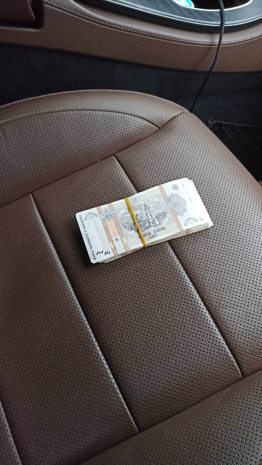 FOTO // Schemă de corupție la eliberarea permiselor de conducere. Lunar, 20 000 de euro erau colectați