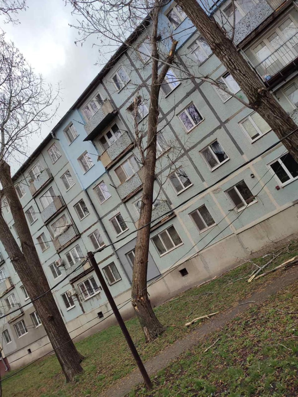 FOTO // Vântul face ravagii în toată țara. Mai multe mașini au fost avariate