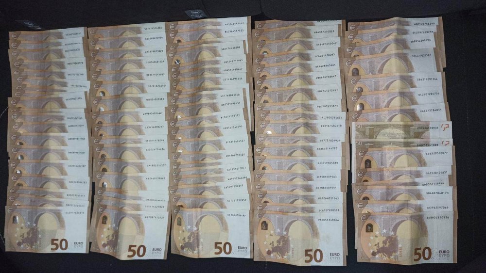 FOTO // Schemă de corupție la eliberarea permiselor de conducere. Lunar, 20 000 de euro erau colectați