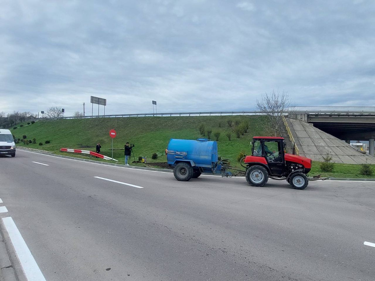 FOTO // Explozie de culoare și frumusețe, la Orhei. Mii de viole și trandafiri, plantate de echipa Partidului „ȘOR”