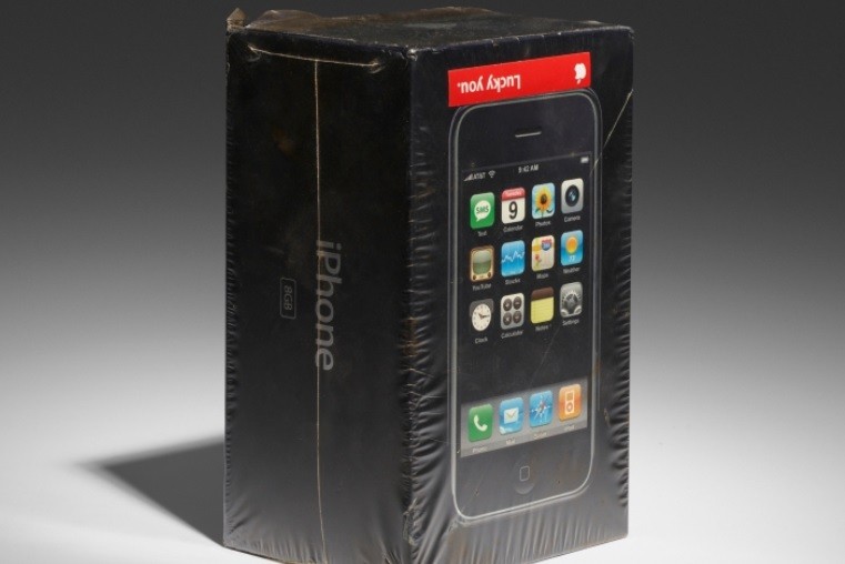 Suma FABULOASĂ cu care s-a vândut un iPhone vechi de 16 ani. Are sigiliul aplicat în fabrică