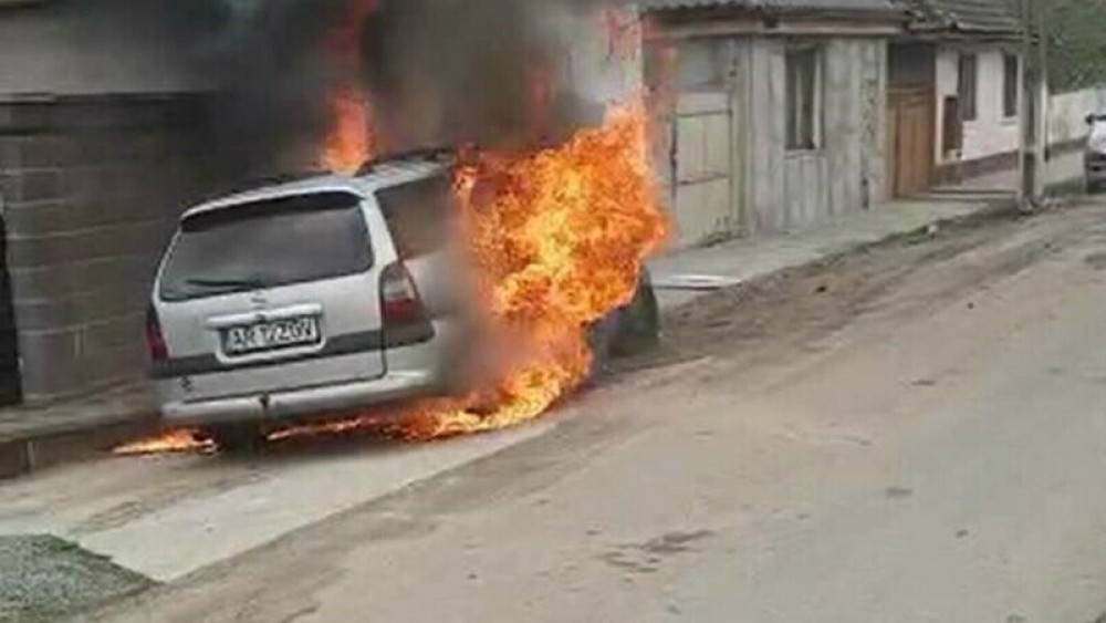 Și-a incendiat maşina, din greşeală, după ce a dat gaură cu bormașina în dreptul rezervorului